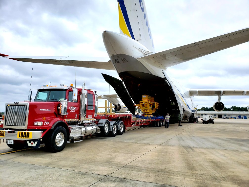 WstrnStarTrucks's tweet photo. Thanks to #StarGazer Jason from Houston WST for sharing these photos of this red 123 BBC #4900SF heavy hauler. Powered by a @DemandDetroit #DD16 600 HP. Along with the Eaton 18 speed, another 2 speed Spicer gear box was added for more torque. Beautiful AND tough. #StarNation https://t.co/OIbRe0HjN3