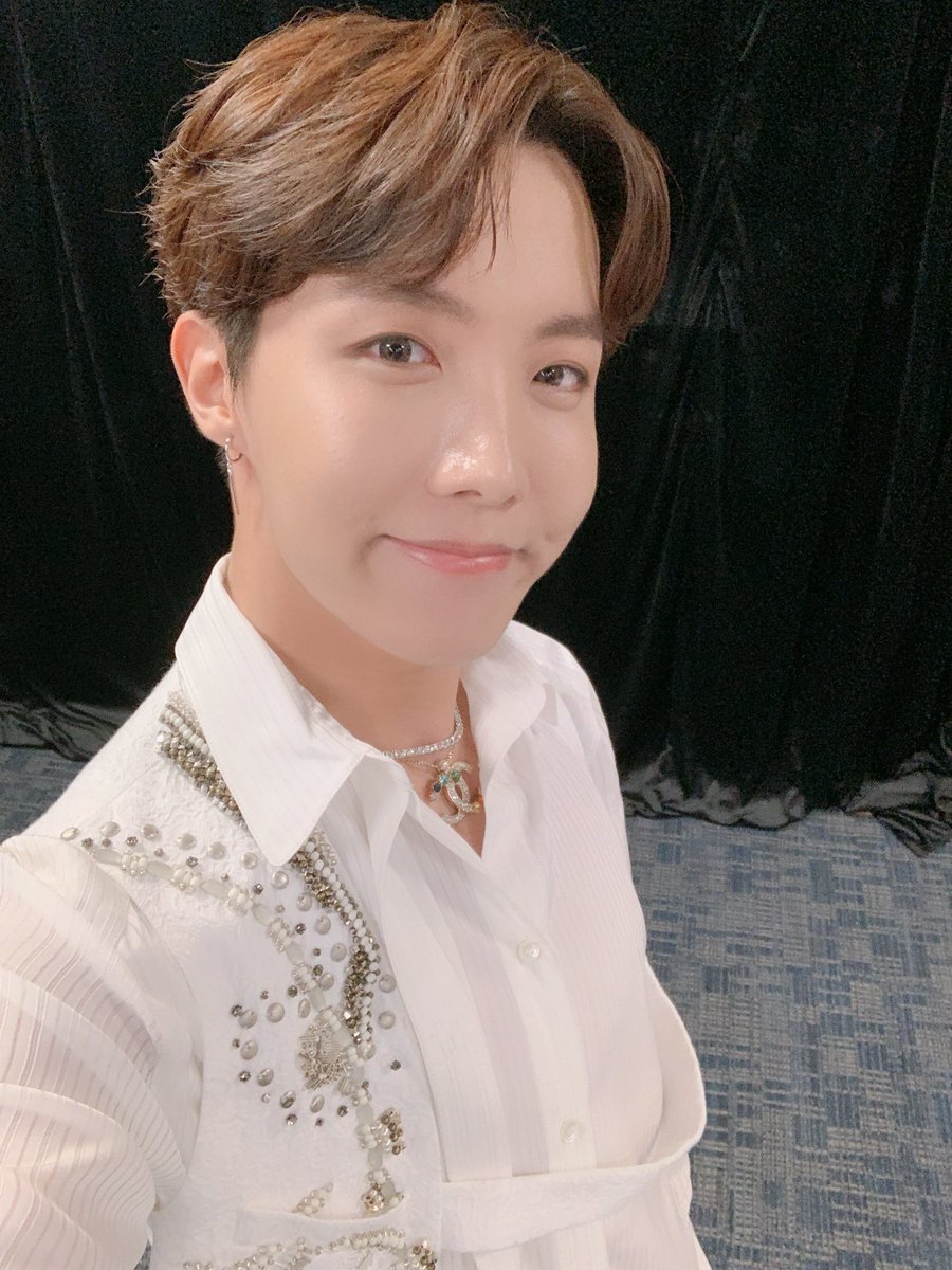 BTSGlobal7's tweet photo. Siempre te recordaremos Rosebowl.
EJERCITO son Tan Hermosas y mas Brillantes que Nadie. Prometemos que volveremos. Gracias π κ³ λ§μμ μλ―Έ ππ #JHope #BTSGlobal7 https://t.co/fRs6dN9pfI