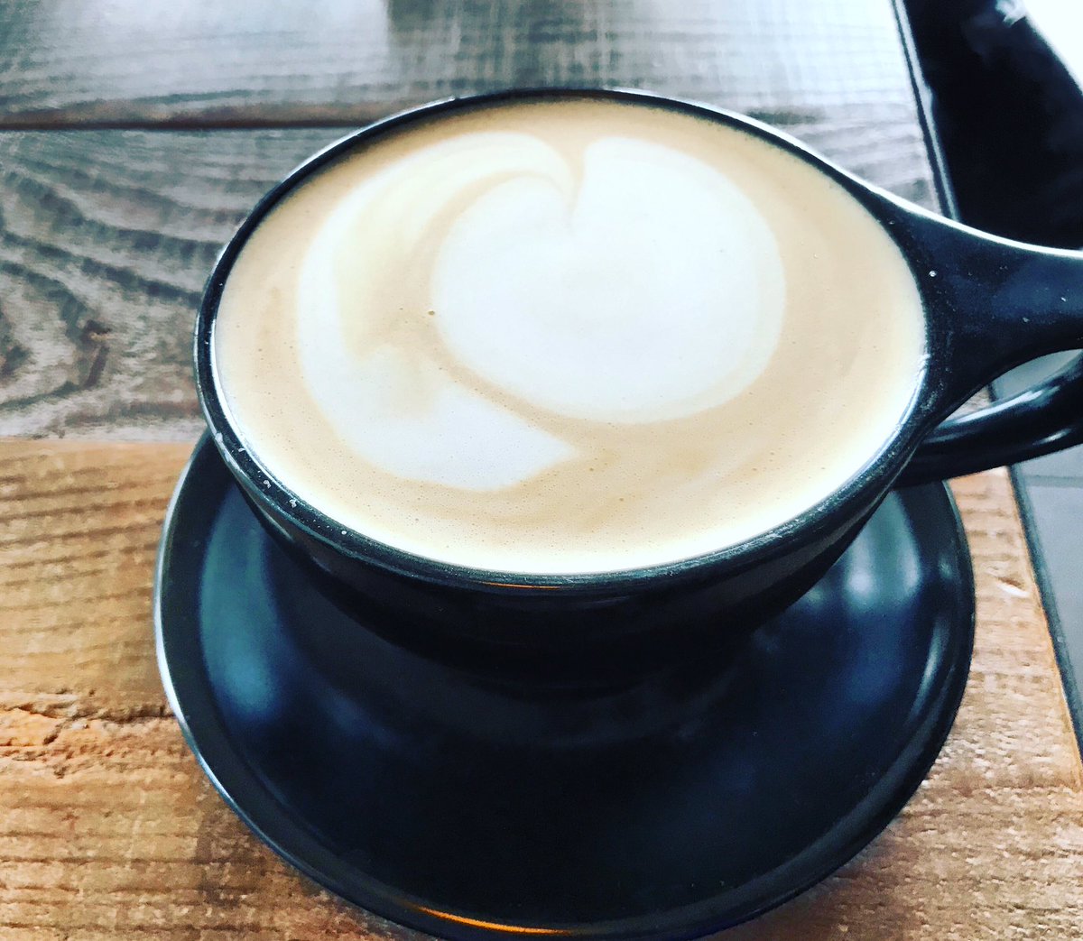faneal_godbold's tweet photo. Morning meeting 🌞
*
☕️
*
☕️
*
#chiatealatte #almondmilk #coffeeshop #mondaymotivation #positivevibes #tealover #teatime #cafe #barista #art #actorslife #morningmeeting #hollywood #fanealgodbold https://t.co/NXJMmMCasp