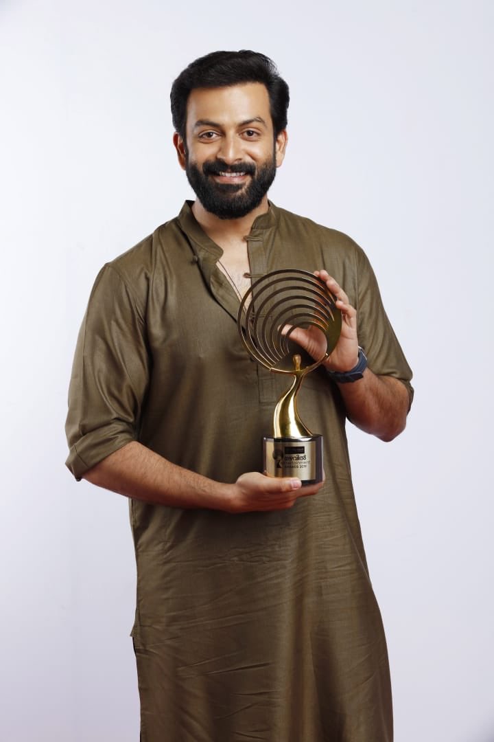 PrithviOfficial's tweet image. Thank you #MazhavilManorama Entertainment Awards. #Lucifer #BestDirector