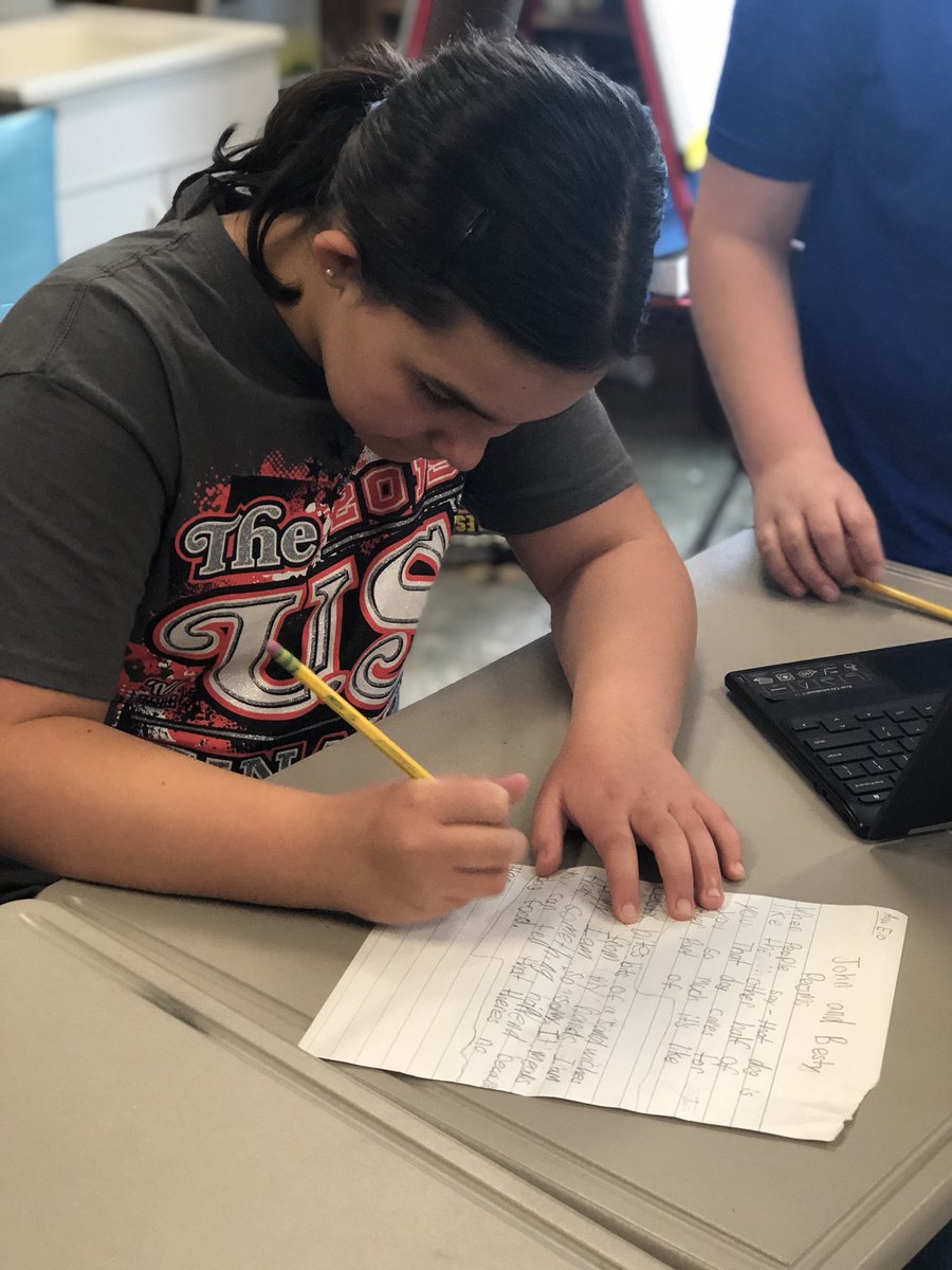 Our poetry studio begins! We are working in groups and partnerships to read and write poetry with self-selected topics and formats! ✏️🗒☺️