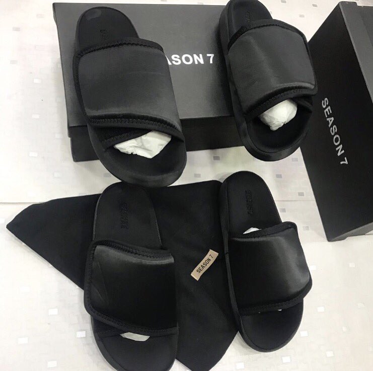 Comfy slides for the new week Item: Yeezy Season 7 Size : 40-45Price : 26,000Colour : Balck Available for immediate delivery, delivery fee applied.Please send a Dm to reply Help RT