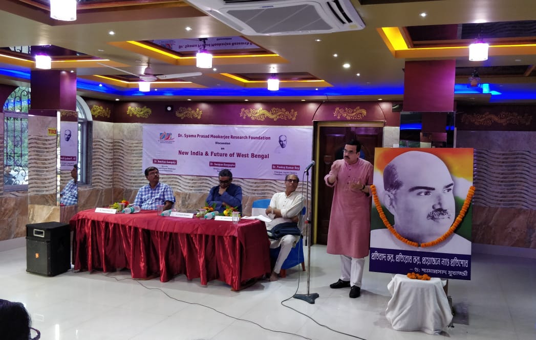anirbanganguly's tweet photo. On way back from #Bankura... an interesting gathering & discussion with @swapan55, spoke of the need to secure #WestBengal's future, need to resist the ruling dspensation's contrarian mindset, need to link the state with PM Modi's vision of vikas & Purvoday... #Bengal4Modi https://t.co/AuCdnzjlIF