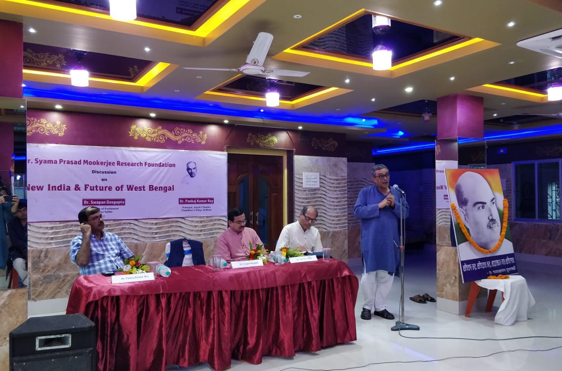 anirbanganguly's tweet photo. On way back from #Bankura... an interesting gathering & discussion with @swapan55, spoke of the need to secure #WestBengal's future, need to resist the ruling dspensation's contrarian mindset, need to link the state with PM Modi's vision of vikas & Purvoday... #Bengal4Modi https://t.co/AuCdnzjlIF