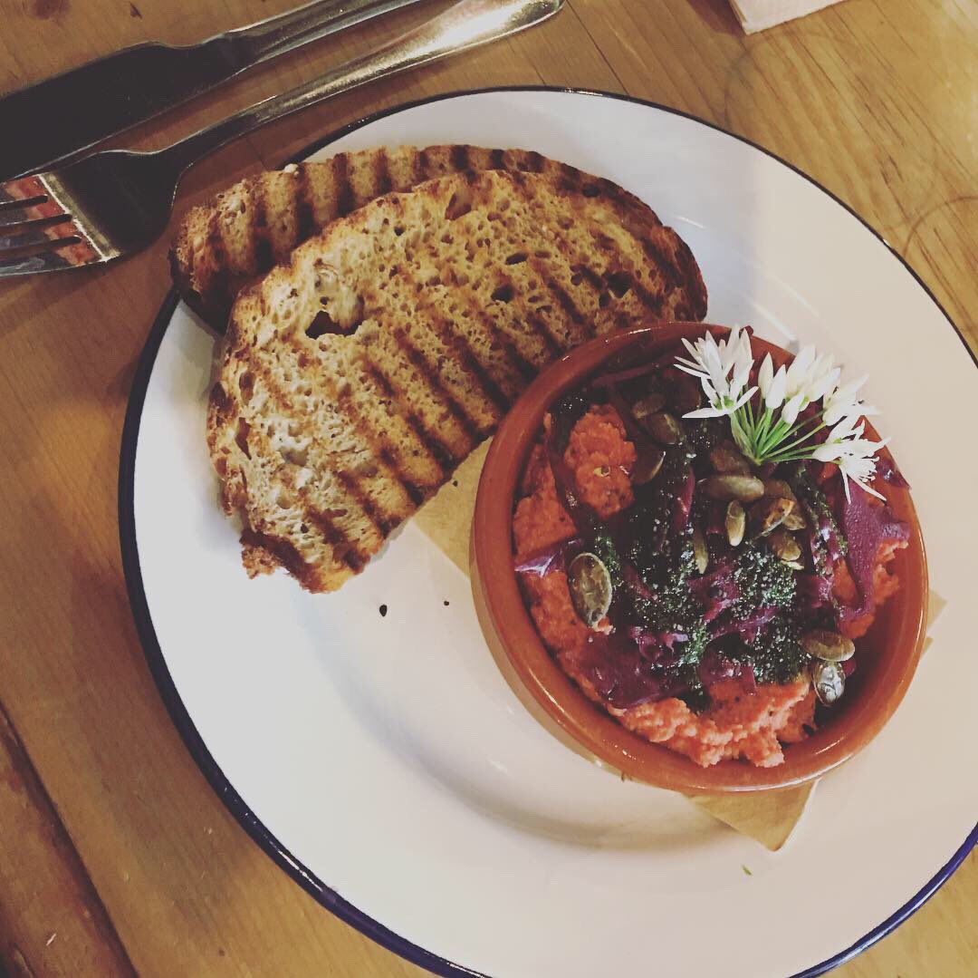 inca2's tweet photo. #thewarrenmanselstreet #thewarren #sundaylunch #carmarthen #localproduce #supportlocalbusiness #delicousveganoption #family #love #wales A great meal had at the Warren in Carmarthen everything was spot on #friendlystaff  #highlyrecommend https://t.co/s0bDxv3NXh