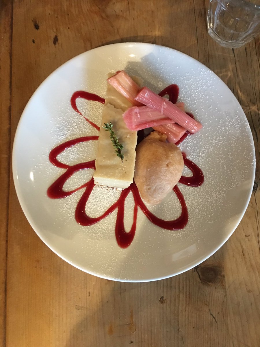 inca2's tweet photo. #thewarrenmanselstreet #thewarren #sundaylunch #carmarthen #localproduce #supportlocalbusiness #delicousveganoption #family #love #wales A great meal had at the Warren in Carmarthen everything was spot on #friendlystaff  #highlyrecommend https://t.co/s0bDxv3NXh