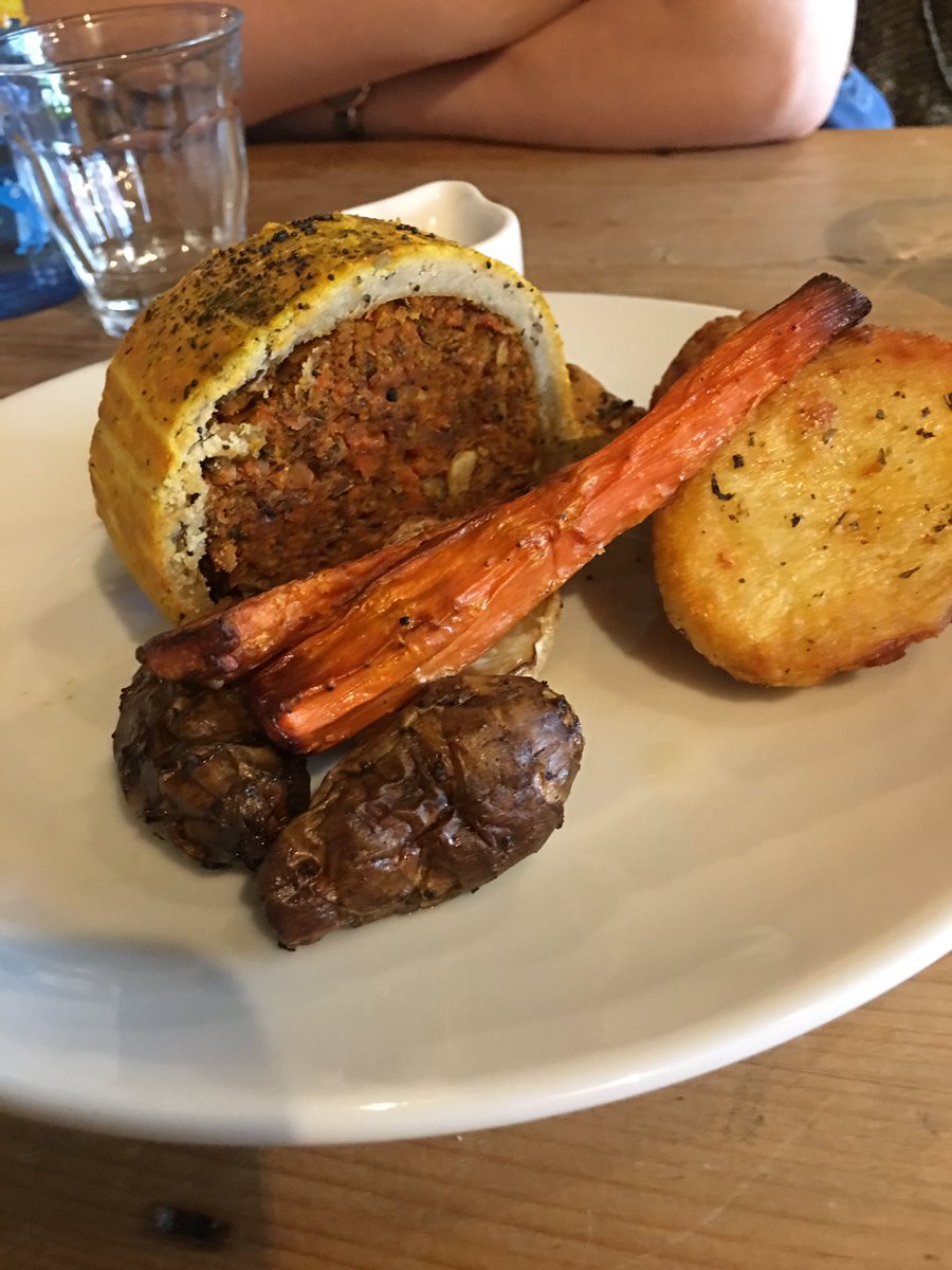 inca2's tweet photo. #thewarrenmanselstreet #thewarren #sundaylunch #carmarthen #localproduce #supportlocalbusiness #delicousveganoption #family #love #wales A great meal had at the Warren in Carmarthen everything was spot on #friendlystaff  #highlyrecommend https://t.co/s0bDxv3NXh