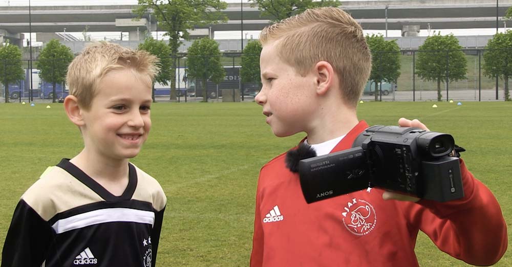 Ajax Kids Club (@ajaxkidsclub) on Twitter photo Video 📹: Wessel volgt Ajax Kids Clublid Jamey tijdens gewonnen Ajax Clinic! ajax.li/2vGLh3q #ajax <a href="/Ajaxclinics/">Ajax Camps & Clinics</a> Video 📹: Wessel volgt Ajax Kids Clublid Jamey tijdens gewonnen Ajax Clinic! ajax.li/2vGLh3q #ajax <a href="/Ajaxclinics/">Ajax Camps & Clinics</a>