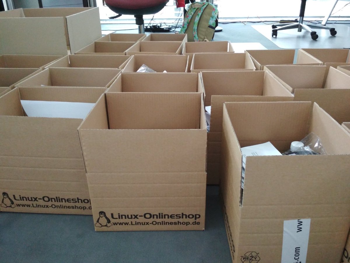 TUXEDOComputers's tweet image. Sieht aus wie Weihnachten, ist aber Support für den #LinuxPresentationDay. 😊