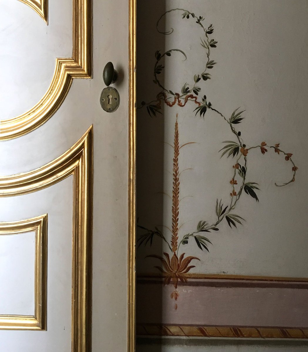 StencilLibrary's tweet image. A sneak peek at painted decoration at The Palace of Caserta nr Naples, Italy. bit.ly/2GZbHCK Swoon.