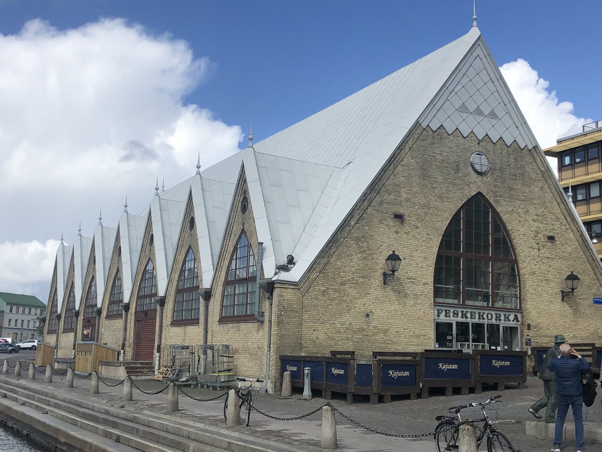 Med anledning av ryktena som florerar om Feskekörka vill jag som kommunstyrelsens ordförande i Göteborg meddela två saker:  
1) Feskekörka ska ligga där den ligger och se ut som den ser ut. 
2) Där ska säljas fisk. 
#gbgpol