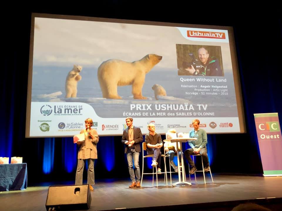 Ushuaïa TV (@ushuaia_tv) on Twitter photo <a href="/vinzLG/">Le goff Vincent</a> remettait ce week-end le prix <a href="/Ushuaia_TV/">Ushuaïa TV</a> à l'occasion du festival partenaire <a href="/EcransDeLaMer/">LES ECRANS DE LA MER</a> au merveilleux film norvégien "Queen without land" d’Asgeir Halgerstad !
A découvrir prochainement sur notre antenne. <a href="/vinzLG/">Le goff Vincent</a> remettait ce week-end le prix <a href="/Ushuaia_TV/">Ushuaïa TV</a> à l'occasion du festival partenaire <a href="/EcransDeLaMer/">LES ECRANS DE LA MER</a> au merveilleux film norvégien "Queen without land" d’Asgeir Halgerstad !
A découvrir prochainement sur notre antenne.