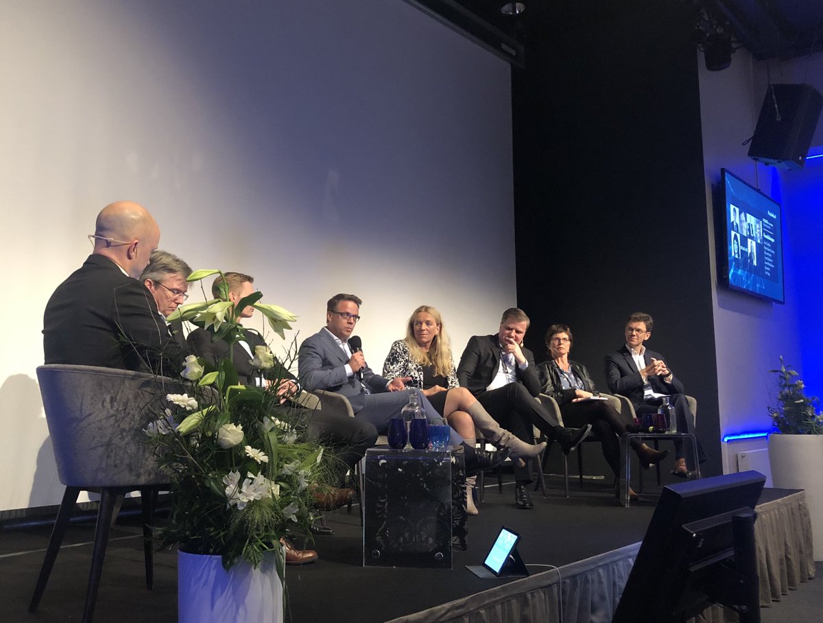 _tuevent_'s tweet photo. Hvordan ser Norge ut når den siste kobberledningen klippes i 2022?
Stat, kommune og kommersielle aktører må samarbeide tett om full dekning, sier Anne Mette Dørum, i diskusjon med @paulchaffey, @petterborre, @oyvindhusby, Trond Skjellerud, @TorilNag, Martin Lippert. #InsideKonf https://t.co/jqpxc5ct3R