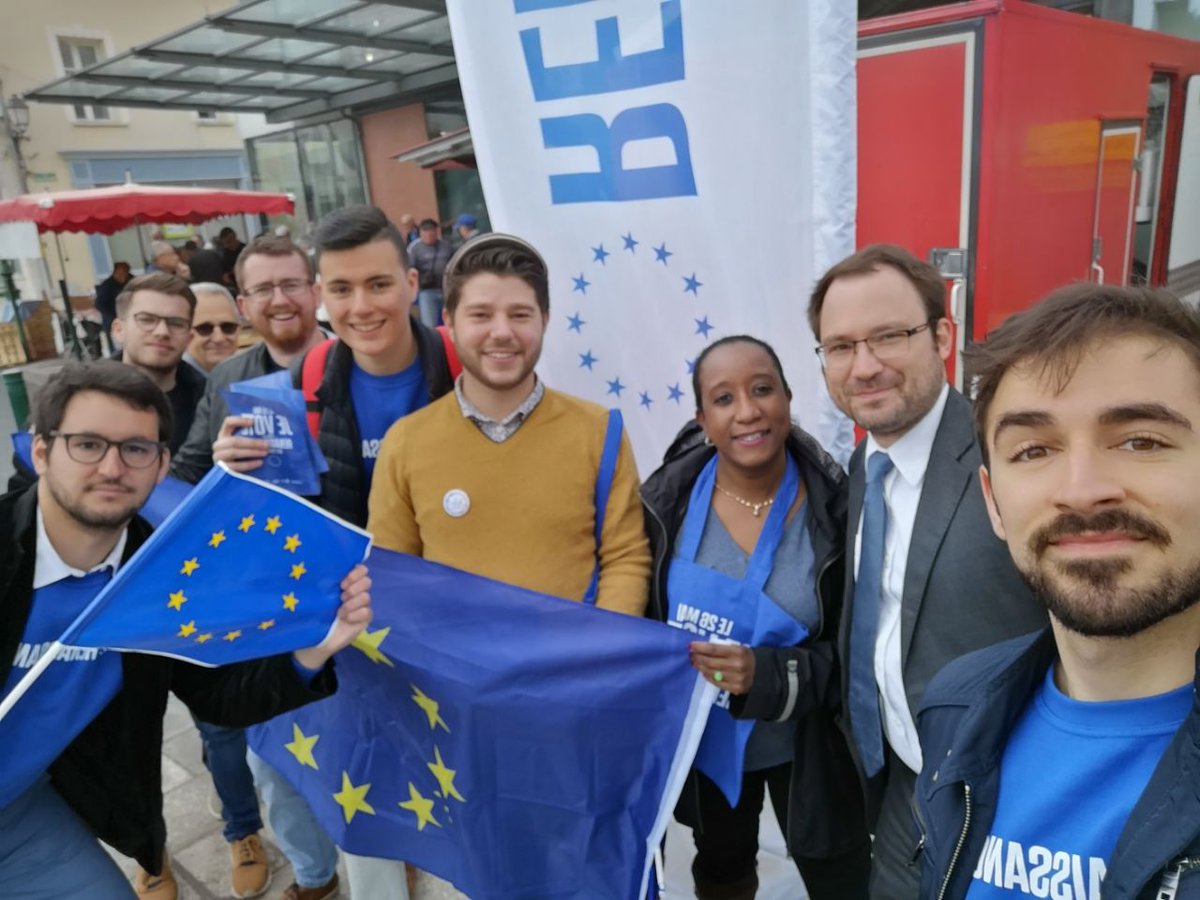 Lesjem41's tweet photo. Grand week-end @Renaissance_UE 🇪🇺

✅ 🇪🇺 Vendredi
Tractage sur le marché et collage à #Vendôme 

✅ 🇪🇺 Samedi à Romorantin
Tractage et collage accompagné du candidat @LdeRedon  🏆

✅ 🇪🇺 Dimanche tractage sur le marché de Vendôme 

Partout un accueil plus que chaleureux !  ✊🇪🇺 https://t.co/ZlNOTgofCT