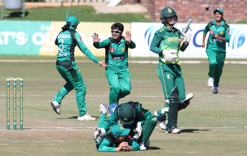 ICC's tweet photo. Pakistan Women beat South Africa by eight wickets, with 35.2 overs to spare! 🔥

It's their biggest-ever ODI win in terms of balls remaining, and their first-ever victory in South Africa. An incredible performance! 👏

#SAvPAK SCORE ➡️ https://t.co/dTn3eTD39C https://t.co/KiVkg7l3fI