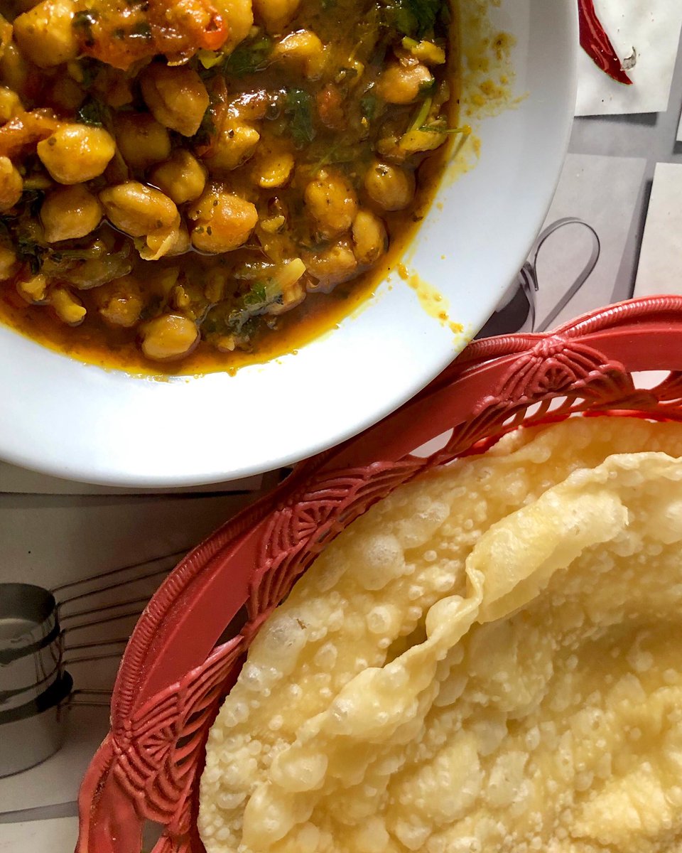 MrZeeshanMasih's tweet photo. Pakistani breakfast. Cholay and Puri. #Pakistani #Breakfast #Cholay #Puri https://t.co/QJ43lvZFNI