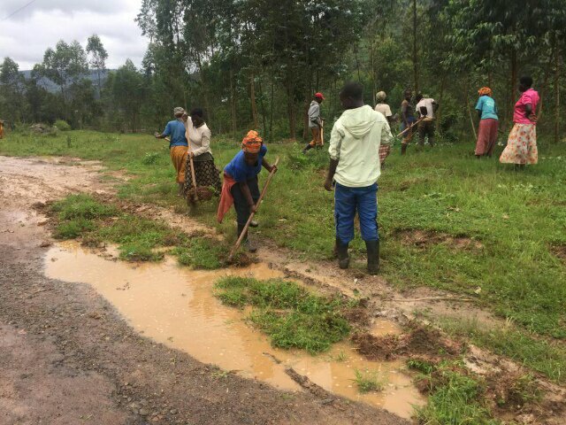 GasizaCell's tweet photo. @GasizaCell @rulindodistrict Uyu munsi 6/5/2019 twazindukiye mu gikorwa cyo gukora isuku mu nkengero z'umuhanda wa kaburimbo @de_kamali https://t.co/MZPtoovrMz