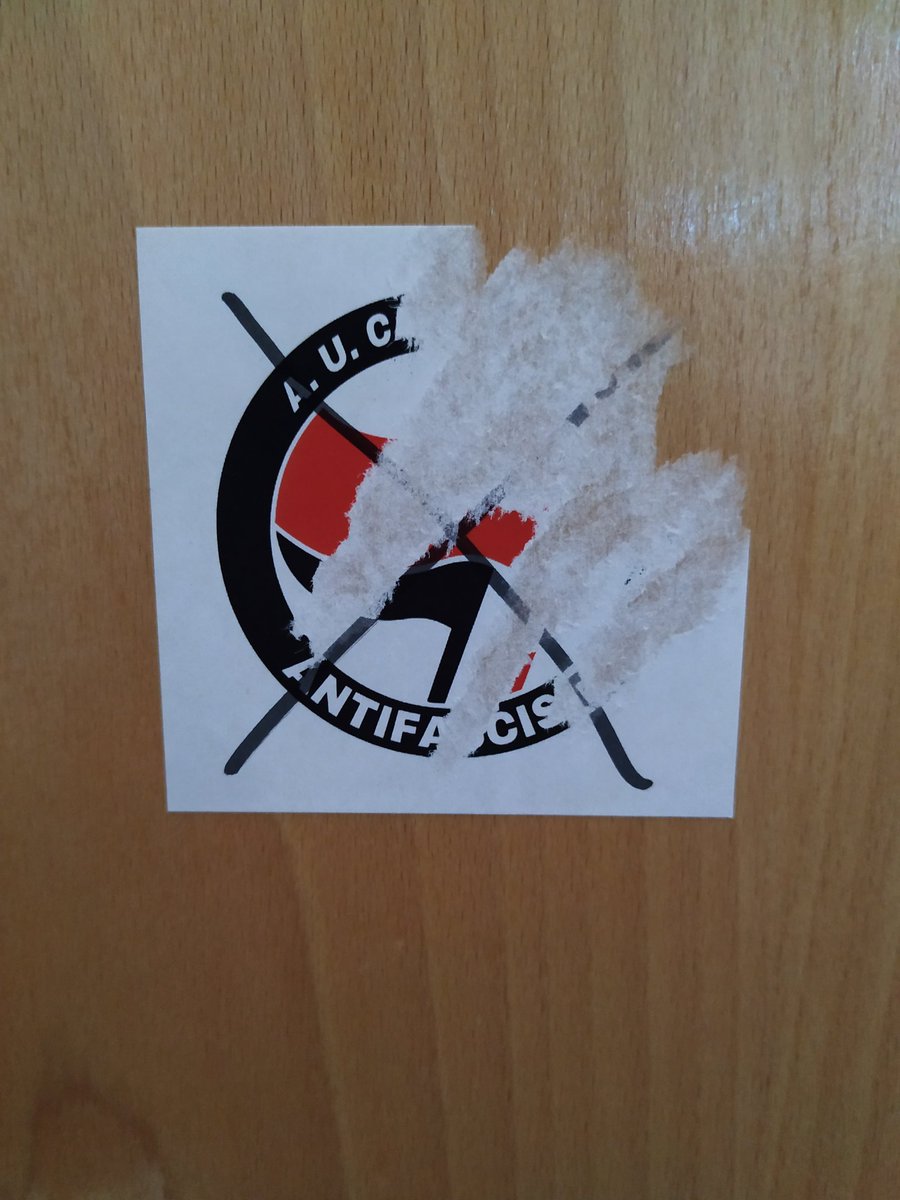 Hoy nos hemos encontrado con que a alguien aparentemente no le ha gustado mucho una de las pegatinas que tenemos en la puerta de nuestro despacho (17.1.3b si necesitáis cualquier cosa💙) y solo queríamos pasarnos a recordar lo preocupante que es que te incomode el antifascismo.
