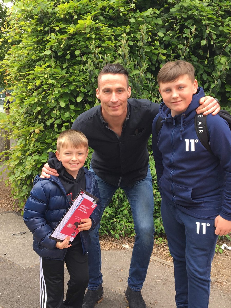 PGJ9's tweet photo. @si610 Thank you very much for the picture yesterday. Boys had a brilliant day 👌🏻👍🏻 #asheshero #ENGvPAK https://t.co/slGBABvD9W