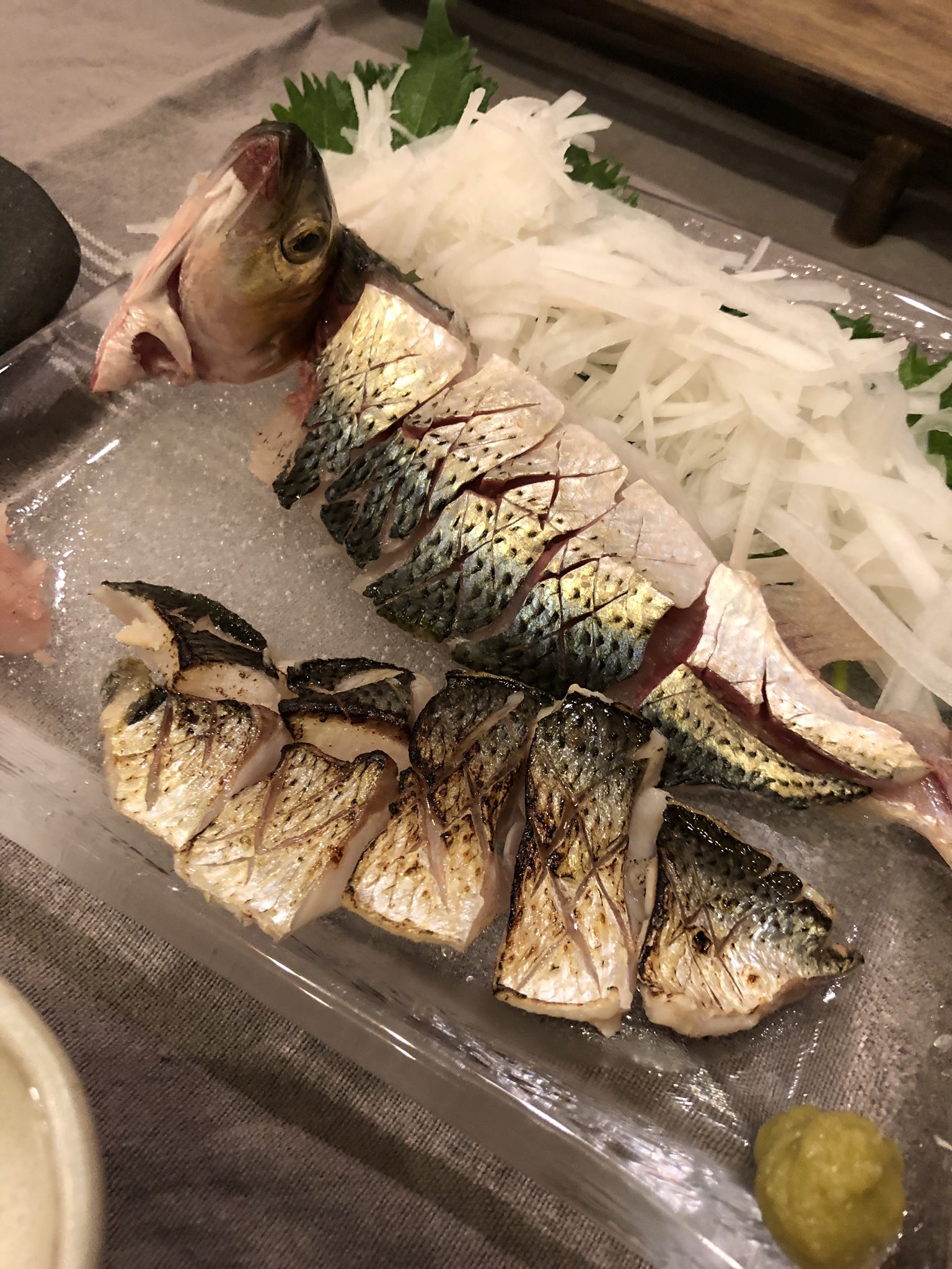 道尾秀介 回遊魚はまだ来ておらず 釣果はコノシロ 上 とサッパ 下 のみ さばいて切って コノシロは刺身と炙り サッパは塩焼きで美味しくいただきました しかも春のコノシロは 幻の珍味とも言われる卵巣つき こちらも最高でした T Co