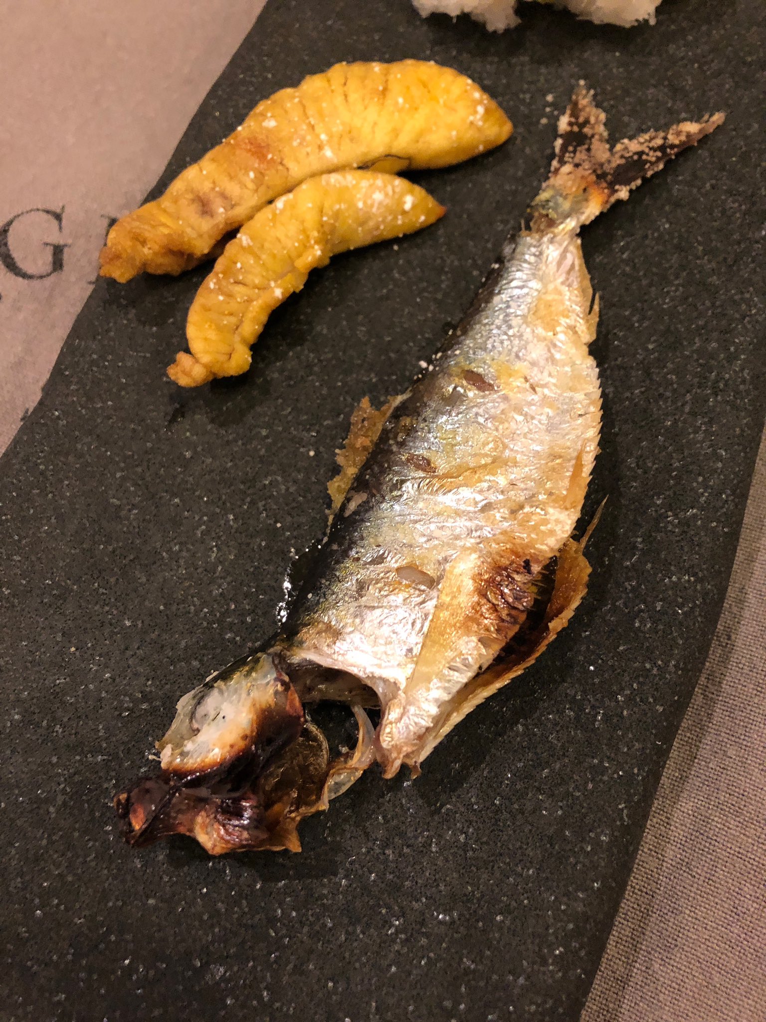 道尾秀介 回遊魚はまだ来ておらず 釣果はコノシロ 上 とサッパ 下 のみ さばいて切って コノシロは刺身と炙り サッパは塩焼きで美味しくいただきました しかも春のコノシロは 幻の珍味とも言われる卵巣つき こちらも最高でした T Co