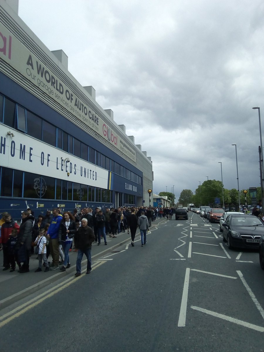 Queuing round the ground...not for playoff tickets, but the u-23 final vs Birmingham at Elland road.

These fans.... 👏🏼👏🏼👏🏼 #bestintheworld #lovethisclub #lufc