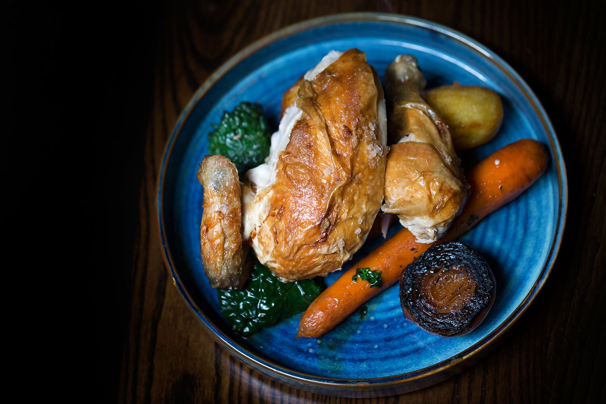 If it's not beef, the classic for a roast is #chicken, ours are free range from Creedy Carver in Devon who also supply Michelin starred restaurants all over the country 🍴
#sundayroast #roastdinner #notjustforsundaysanymore #brightonpub #sussex  #thecricketersbrighton #pub