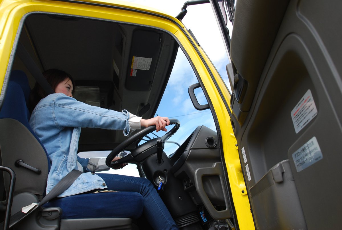 合宿免許プランナー 予約申込み受付中 真剣なまなざしで運転する姿 カッコいいですね 彡 女性の大型免許取得者は全国で13万人以上だそうです 六日町自動車学校 税別 140 740円 T Co Qmlmuosad2 合宿免許プランナー 免許合宿
