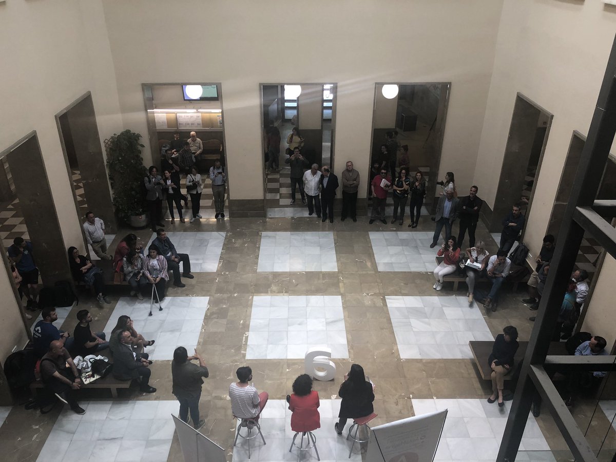 GiselleGHipola's tweet photo. @PilarArandaUGR responde a micro abierto todas las cuestiones que el estudiantado quiera plantearle con @AulaMagna y @DGEUGR #pilararanda #rectoraUGR https://t.co/DaNZE1EAgP