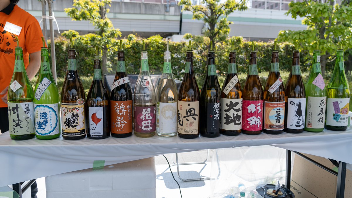 porkjerky1979's tweet image. プレミアムシートで見れるこの並びにアベンジャーズを感じる。実際は半分も飲めなかったですが（冷やしているものは別

#上方日本酒ワールド2019 #KNW2019