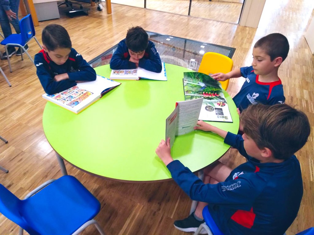 maristasdenia's tweet photo. Los alumnos de 3º #primaria visitan la @bibliotecadenia como actividad de fomento a la #lectura #maristas #denja #masqueaulas #soydemaristas https://t.co/cGyaBrDmh7