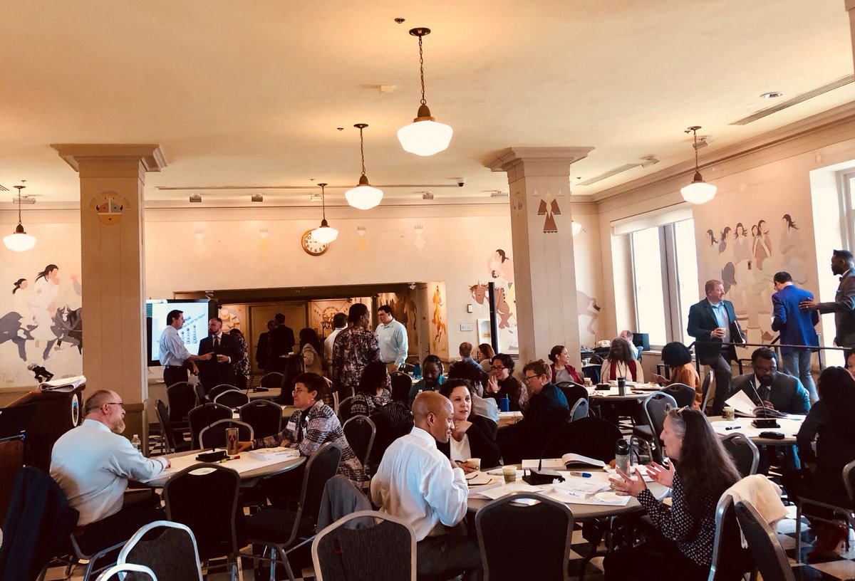 people networking before starting the session.