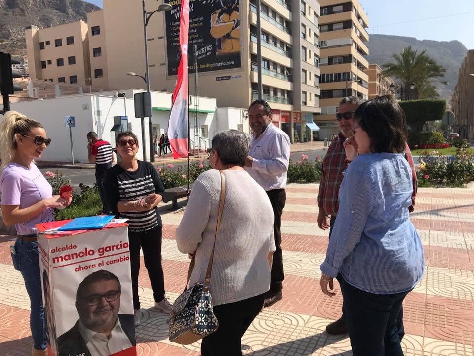ManoloGarciPSOE's tweet photo. En Aguadulce esta mañana
💪🏻 hemos explicado nuestras propuestas:
🛒🛍sobre cómo ayudar al comercio bonificando los tickets del parking,
👮♀️sobre de seguridad,
🚎sobre Bus urbano,
🌲☘️🌿 o sobre jardines, limpieza, etc
#ahoraelcambio
#ManoloAlcalde
#Roquetas https://t.co/pmo0bXNpUR