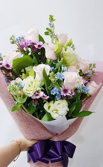 leemijae_'s tweet photo. 🌼[D&amp;E FANPROJECT]🌼

The flower bouquet has been delivered to HOD!🌸

🌼Participants

LEE MIJAE [SLOVAKIA] 🇸🇰 | 배서해 [KOREA] 🇰🇷 | Lyn [SPAIN] 🇪🇸 | Cloudishelf23 and AllMyeolchiSilver (Lee Hyuk Jae) [FRANCE] 🇫🇷

디앤이를 항상 따라갈게!!💗
땡겨!! https://t.co/TXOBOJ0E6Q