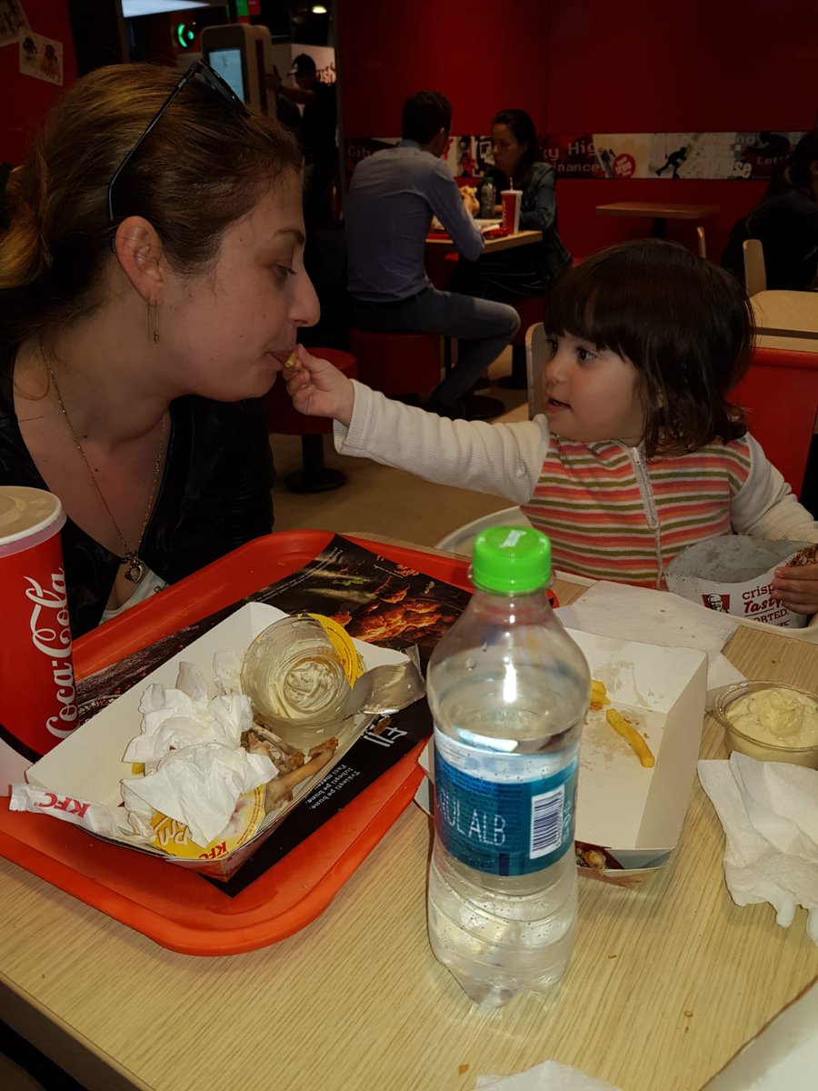 Anamanda15's tweet photo. Si divide tutto💝 #KFC https://t.co/Rp7fT6DP1H