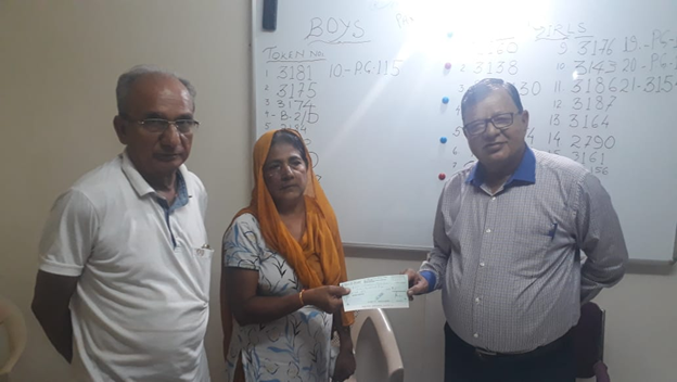 IndusindF's tweet photo. Financial Assistance provided to senior citizens of Nagpur by our Respected Donor Mr. Pishu Mahtani https://t.co/uSz1j6FAi1