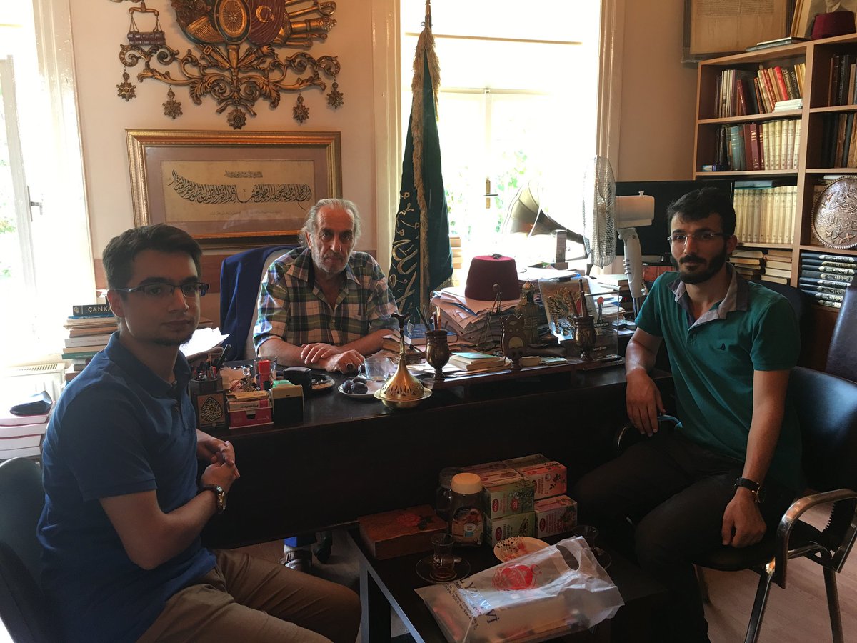 EsadKose's tweet photo. Dava adamları da ağaçlar gibi ayakta ölür derdin dediğin gibi oldu Üstadım.Bizim gibi gençlere dava şuurunu öğrettin,hayatı hep Cihat meydanındaymış gibi yaşadın son anına kadar davamızı müdafaa ettin.Ardında davaya sahip çıkacak bir gençlik bıraktın. #kadirmısıroglu https://t.co/081zLgZuxi