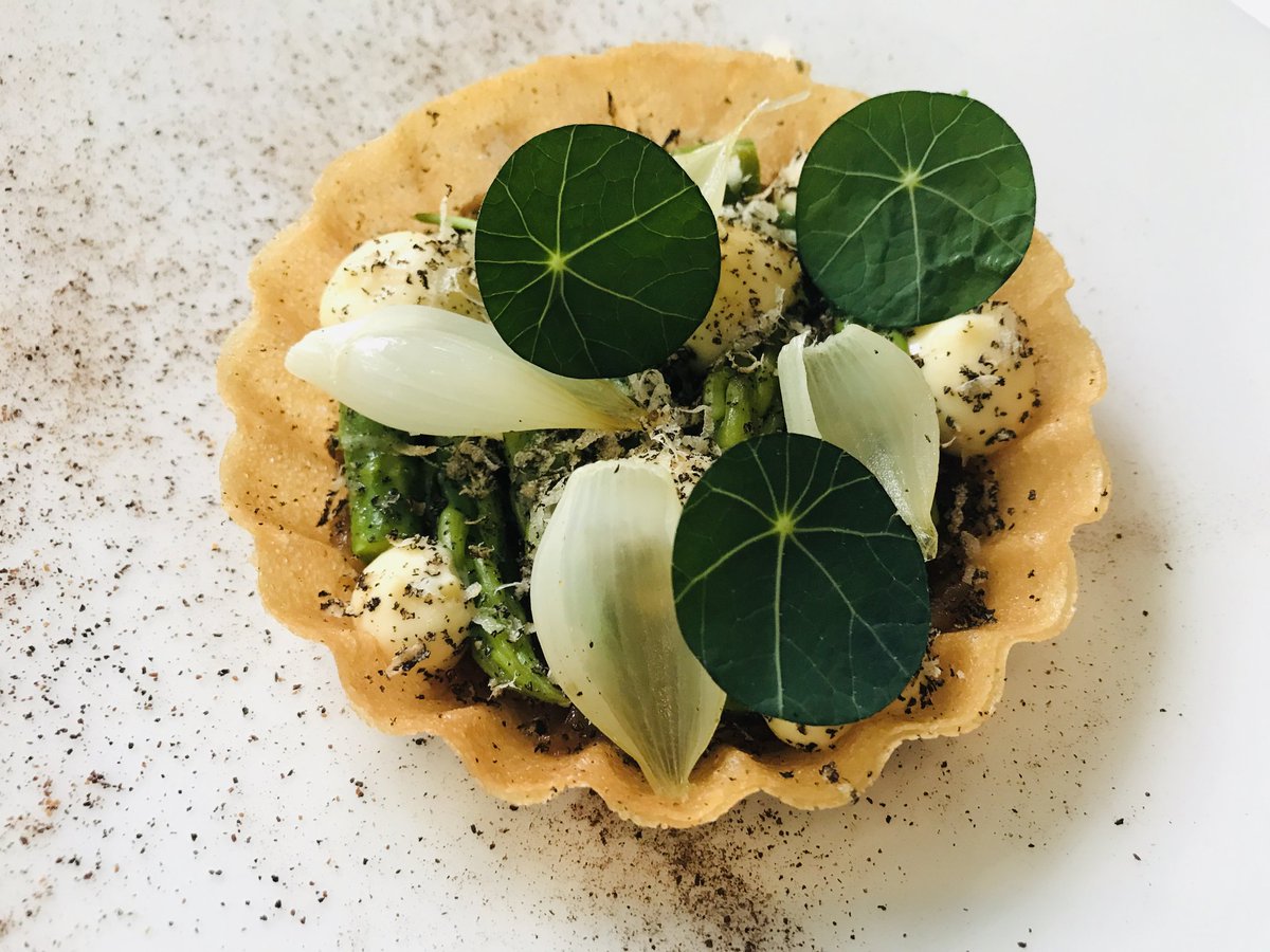 MichelinGuideUK's tweet photo. Onion, Irish cheese, asparagus and truffle tart
Classic ingredients prepared with a delicate touch
#RiverRoom @GalgormResort #NorthernIreland https://t.co/dGako6WVgd
