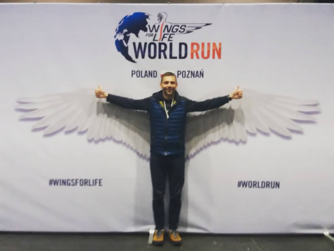 lodzkiePL's tweet photo. Łodzianin Tomasz Osmulski wygrał polską edycję #wingforlife #WorldRun 👏
Odległość 55 km przebiegł... pierwszy raz w życiu 🏆
#Łódzkie gratuluje! @WFLWorldRun https://t.co/vAhZc4mKyk