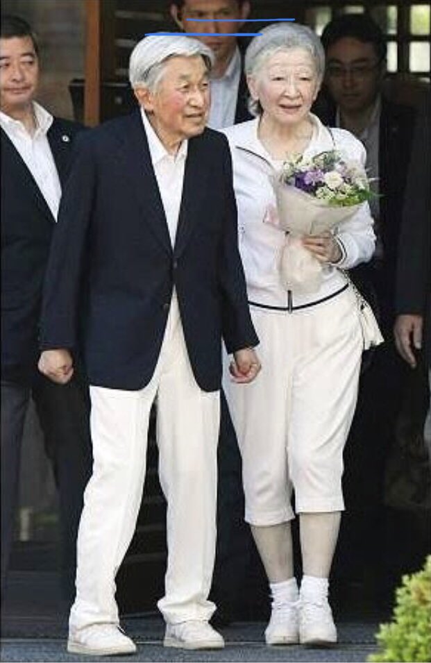 じげもん 上皇夫妻がテニスクラブ訪問 T Co Xxfyodiz4l 白黒の写真は二人が出会ったときの写真 美智子さまはなで肩で 明仁上皇より小柄 カラーの写真は最近のもの 美智子さまの身長は明仁上皇より高くなり なで肩からいかり肩に変貌 これは