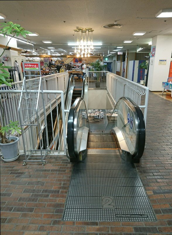 Ito 西友八日市店の専門店街ビル テニー 古いタイプの不二家レストランにも似た 屋根が地面にめり込んだような外観が印象的 西友とは異なり 店内はあまり改装されずに残っている感じがする エスカレーターは日立クリスタレーン Ito 西友八日市店の専門店街ビル テニー 古いタイプの不二家レストランにも似た 屋根が地面にめり込んだような外観が印象的 西友とは異なり 店内はあまり改装されずに残っている感じがする エスカレーターは日立クリスタレーン