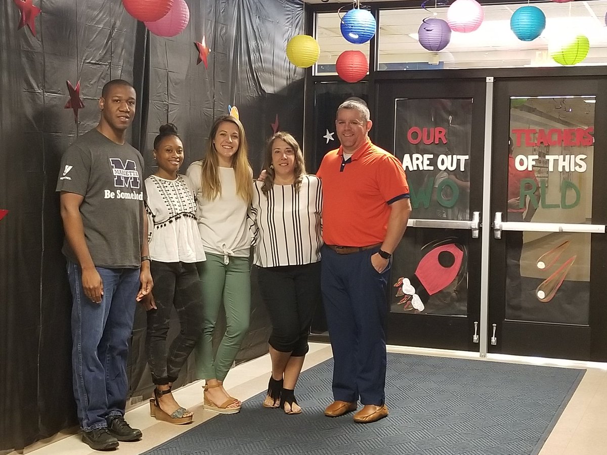 Qaal13Amy's tweet photo. @lockheedelem Our teachers are Out of this world!! #teacherappreciationweek #outofthisworld🌍🌌🚀🛸 https://t.co/hq34gp4ndg