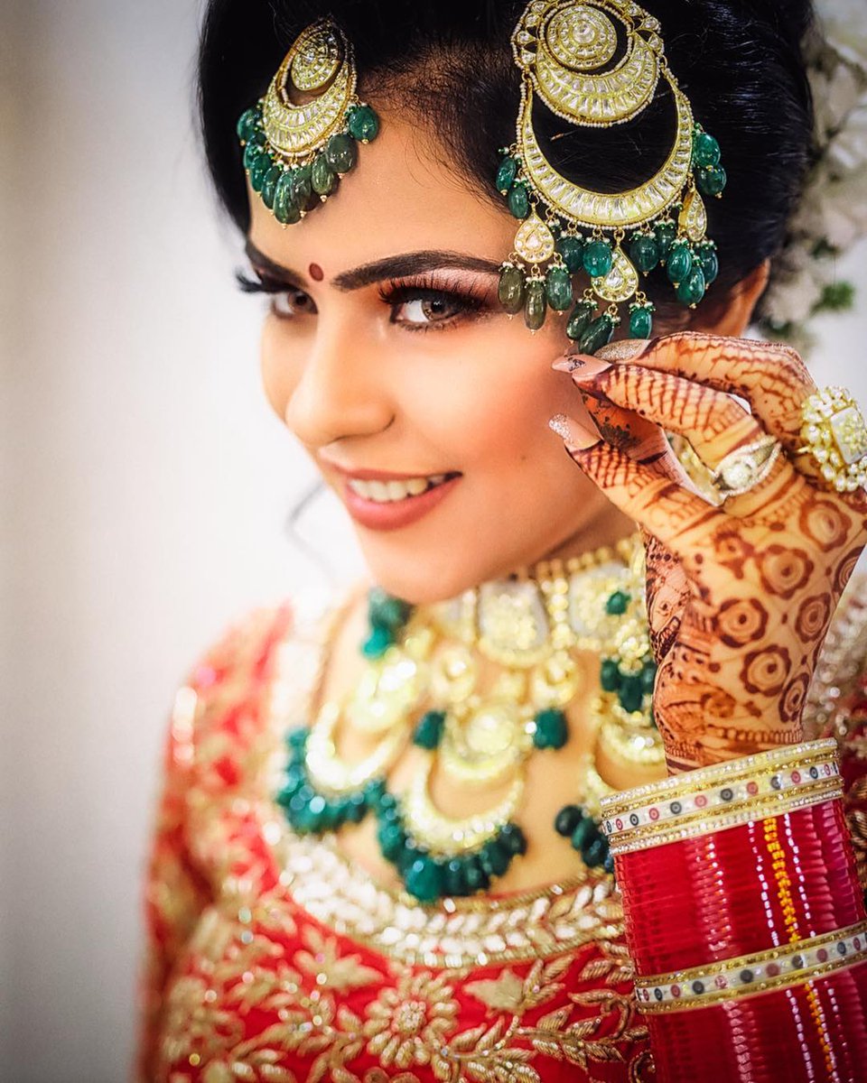 WeddingsModern's tweet photo. Stunning bride gets ready for her special day, while the photographer capture the cute memories.
.
.
#modernindianweddings  #bindi #chura #maangtikka #paasa #punjabiwedding  #indianjewellery #weddinginspiration   #indianwedding #indianattire #bigfatindianwedding #indianbride https://t.co/jIcRYL2IfO