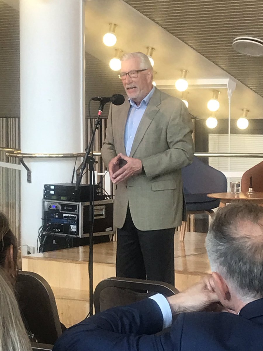 Når døkk stelle med folks peeng e det viktig at døkk veit ka døkk gjør. Så vær stolt over den autorisasjonen døkk ha fått, sier tidligere finansminister Sigbjørn Johnsen på <a href="/FinansAut/">FinAut</a>  sitt 10-årsjubileum