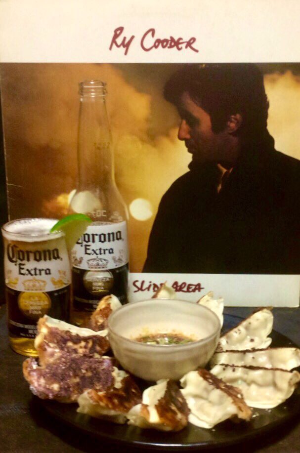 SKYLINE_E_ECR33's tweet photo. 帰りましたばい
さぁ #晩酌
.
帰りの酒屋で
#コロナ が150円やったけん
何本かまとめ買い
.
カンパイが
コロナだと
#メヒコ(#Mexico🇲🇽)な気分
んじゃ
お伴のレコードは
#ライクーダー
…
でもアテは
#餃子 やけど←(笑)
🍺ヽ(*˘︶˘*)🥘.。.:*♬
.
#NowPlaying
#TheSlideArea
#RyCooder
#CoronaExtra https://t.co/BzSV3bxWaf