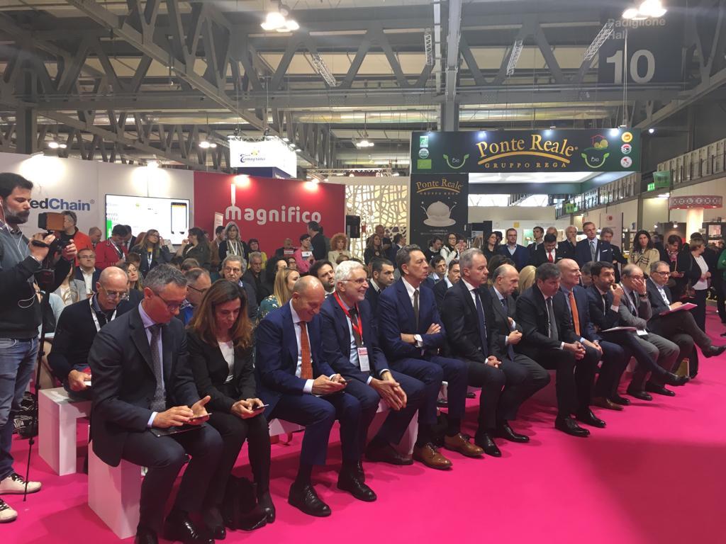 SocialMasaf's tweet photo. #Milano | "La #blockchain può essere un supporto per le imprese agricole a tutela dei marchi, del #MadeInItaly e della genuinità dei prodotti nazionali." -#Centinaio a #BlockchainPlaza, progetto per condividere idee e proposte sul tema blockchain per il settore agroalimentare. https://t.co/UPUOpZ7a6p