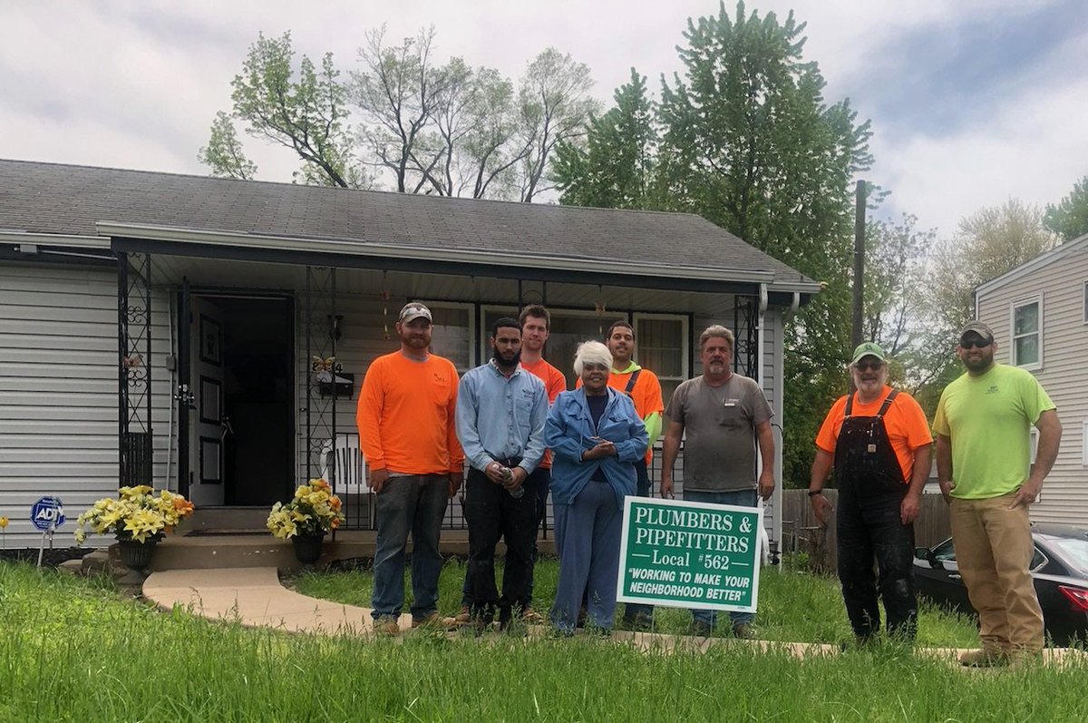 Members of @_MurphCo and @STLpnp562 volunteered this weekend for @RTStL .  They are a non-profit company who provides no-cost home repairs to  low-income homeowners in the area. Thank you to everyone who volunteered.  #RebuildSTL #RebuildingTogether #MurphyGivesBack