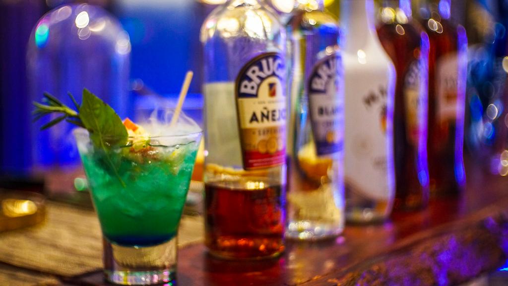 RenJaragua's tweet photo. Cada #BarRitual te espera con algo nuevo por descubrir. Te esperamos de lunes a jueves en nuestro Lobby a las 7:00P.M. #NoCover #RenHotels https://t.co/0fMoYR5Ib4