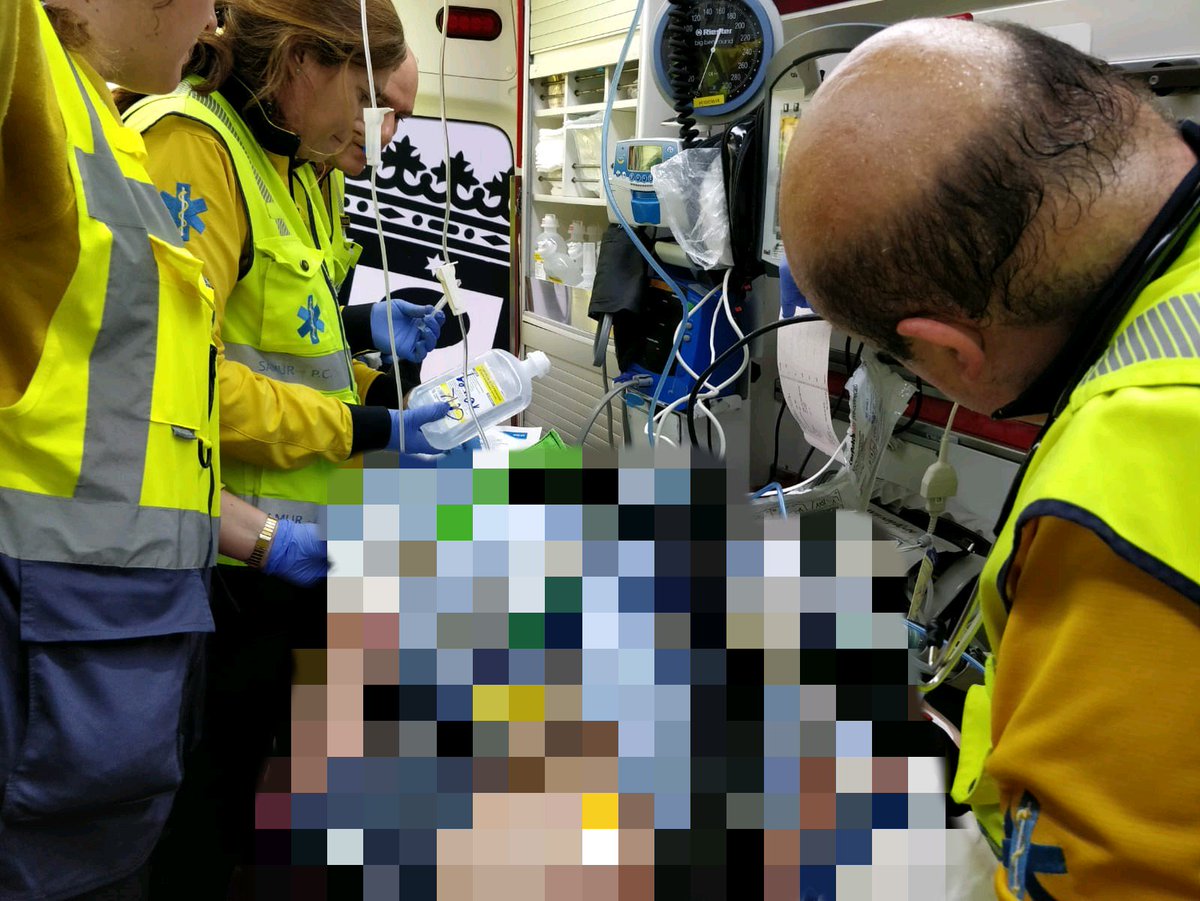 SAMUR_PC's tweet photo. 🚨#PCRrecuperada
🔸️♂️ 66 años
🔸️ Tras #SVA medicalizado recupera pulso y es trasladado con preaviso al 🏥.
🔸️Intervienen in situ #SVAM E24E1, #SVB E24B9, médico jefe de guardia, enfermero jefe de guardia de enfermería, psicólogo y supervisor. https://t.co/HyzpC7MafD