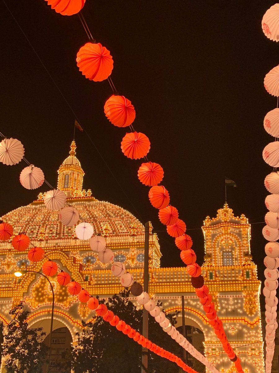 ¿Sabías que...? la portada de #FeriaSevilla19 💃celebra el V Centenario de la vuelta al mundo por Magallanes y el Cano; y está inspirada en el Casino de la Exposición de 1929. 

#FeriadeSevilla19 #AgendaSevilla